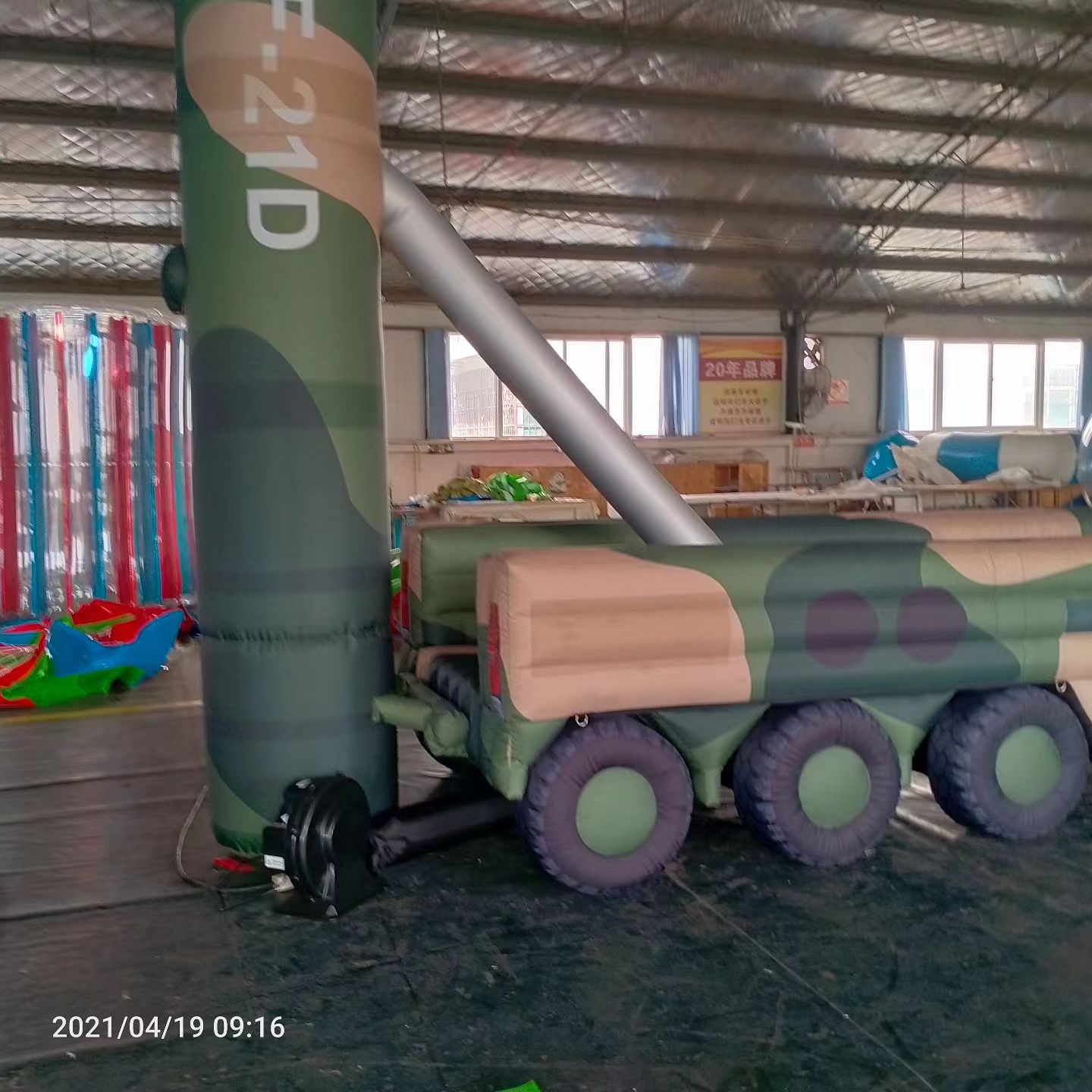 江干军事演习中的充气目标车辆：模拟发射车雷达车坦克飞机